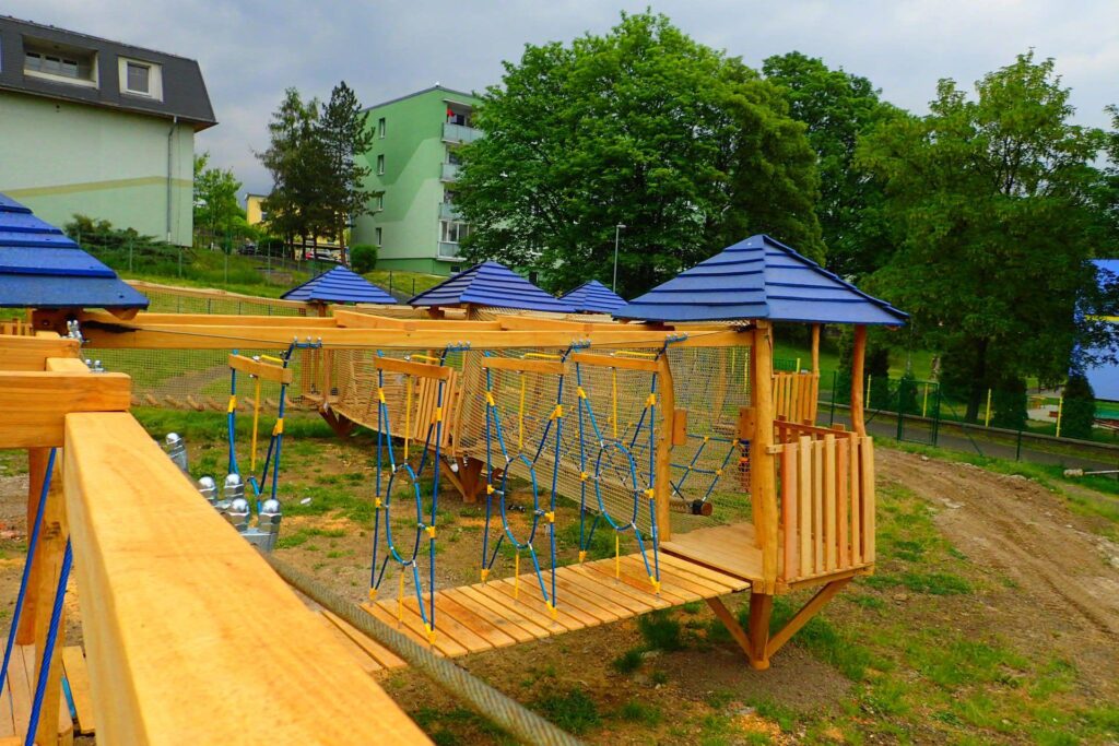 Lanový park s domky na jedné noze.