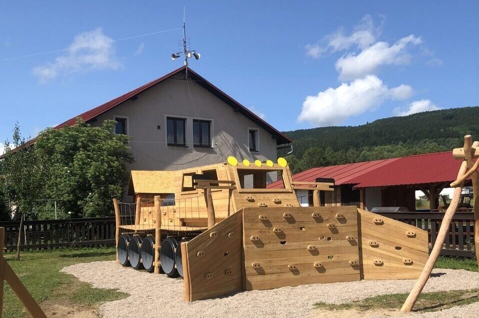 Hlavní herní prvek má podobu sněžné rolby