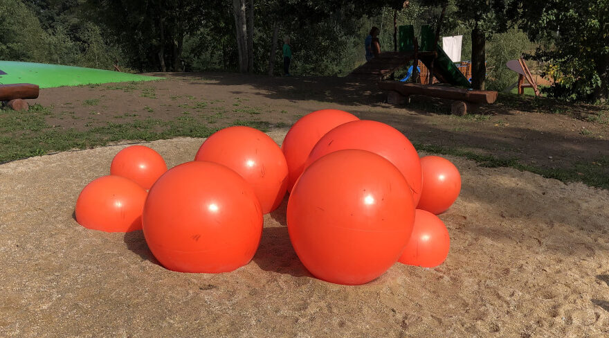 Oranžová barva prvků Jelly Systems - ideální kombinace žluté a červené, kterou mají (nejen) děti opravdu rády