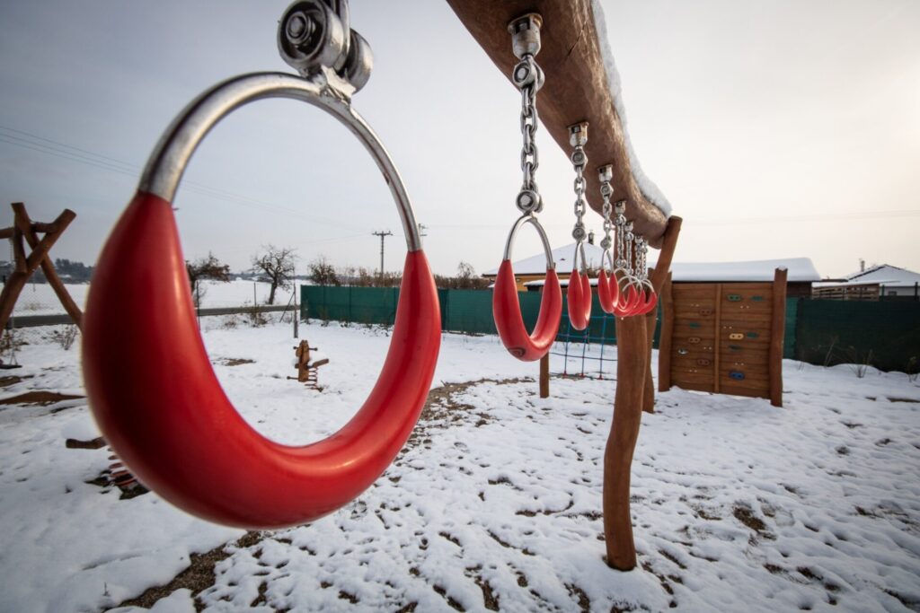 Vyměnit fitko za čerstvý vzduch? Jde to i v zimě. (Hřiště v obci Charvatce) Workoutová hřiště (a jejich uživatelé) si poradí za každého počasí.