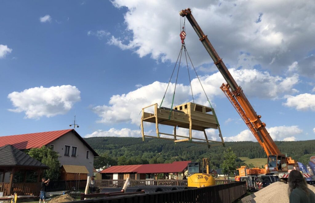 Montáž dětského hřiště za pomoci těžké techniky