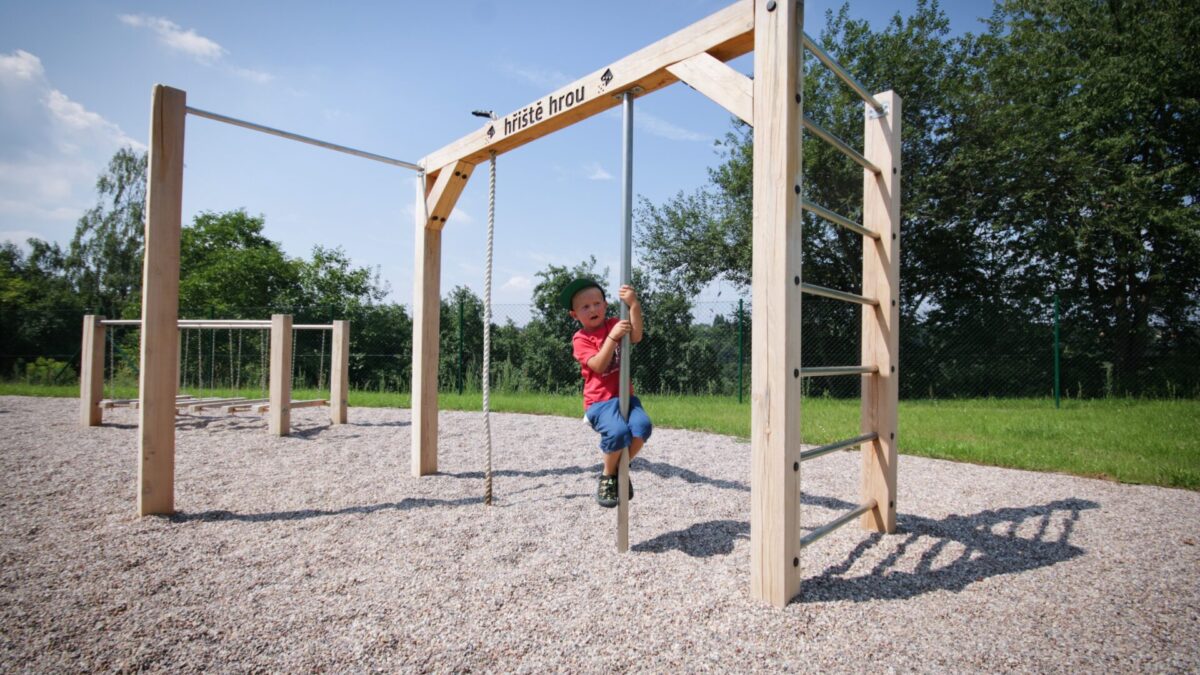 Úvodní fotografie blogového článku společnosti Hřiště hrou #46: "Workout hřiště: Z jakého materiálu se staví a co prvky musí splňovat"