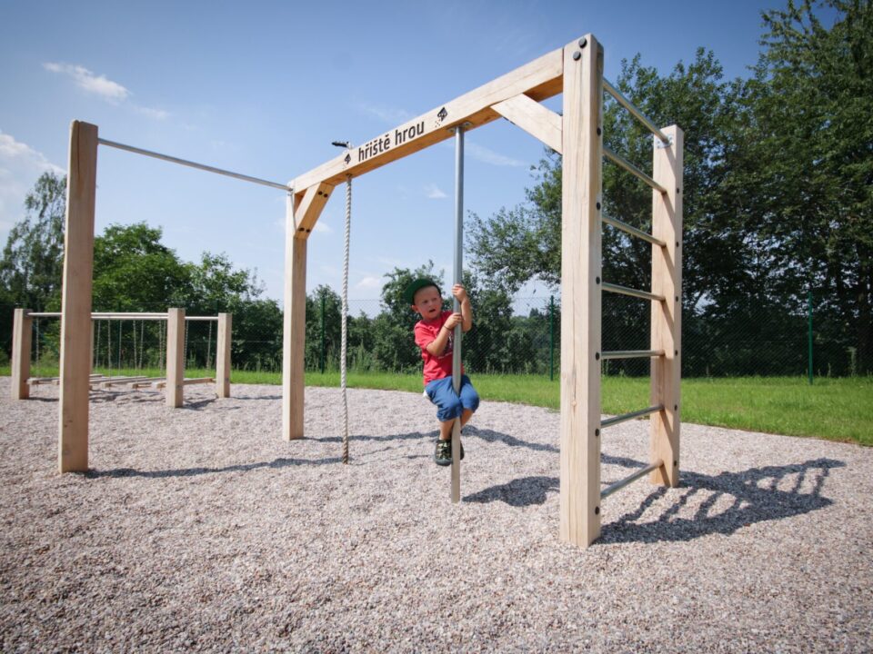 Úvodní fotografie blogového článku společnosti Hřiště hrou #46: "Workout hřiště: Z jakého materiálu se staví a co prvky musí splňovat"