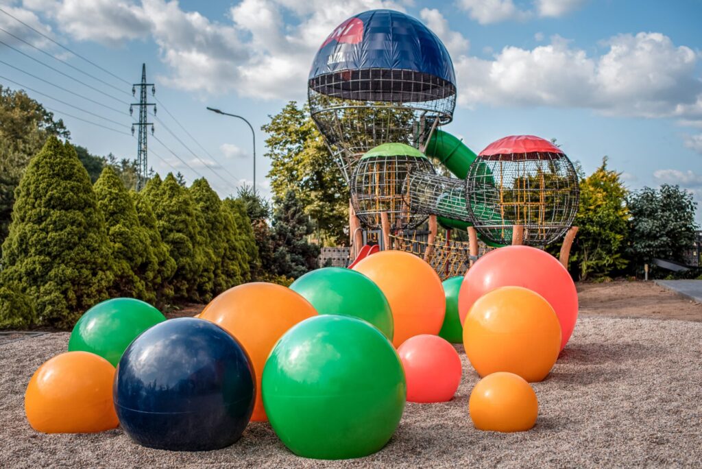Horkovzdušné balony přistály na dětském hřišti v hotelu Benica a lákají k hopsání na Jelly Bubbles (moderním herním prvku pro dětská hřiště).