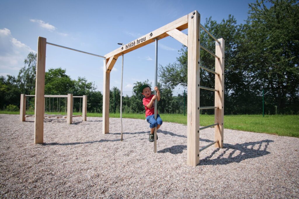 Dětské hřiště a venkovní fitness workout.