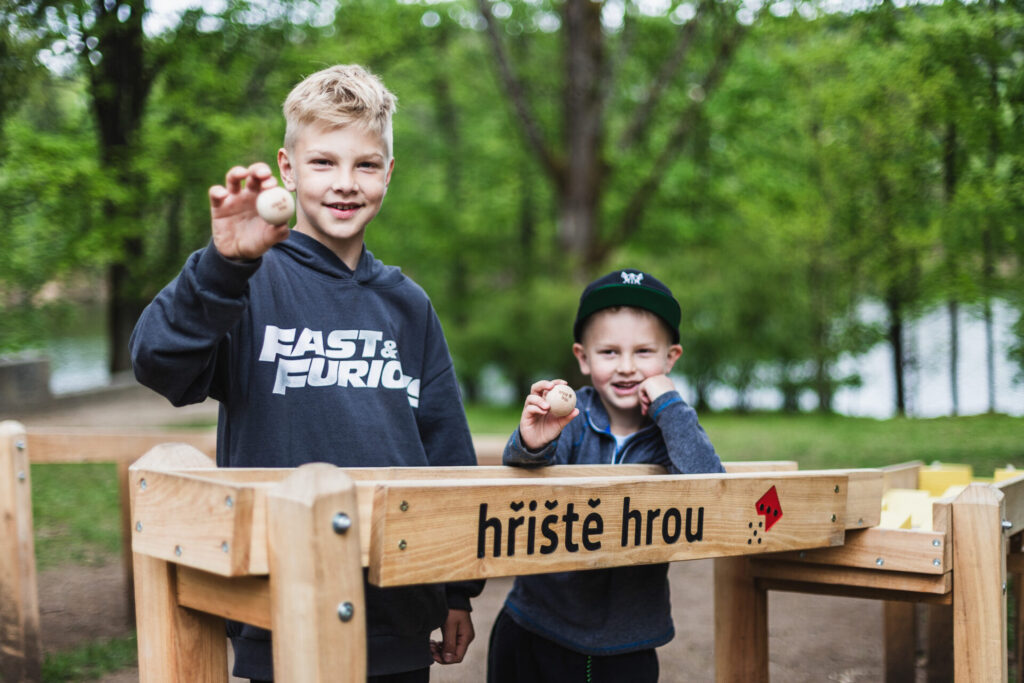 Děti všech věkových kategorií se dokáží zabavit na moderním dětském hřišti v třeba v parku.